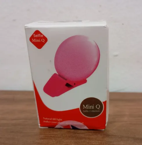 Mini Q Smartphone Selfie Light portátil e recarregável rosa.