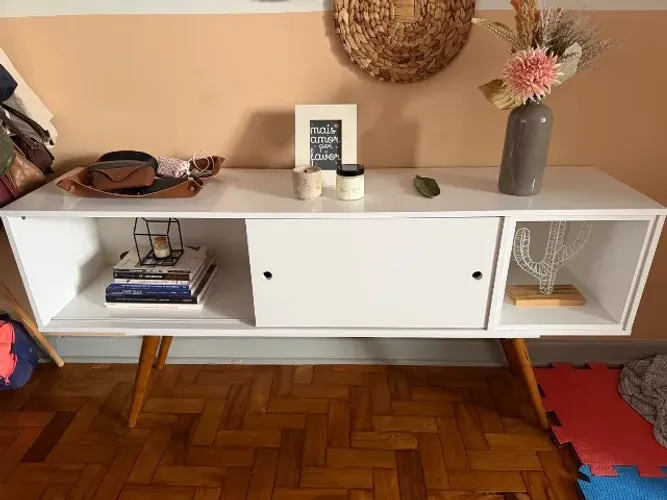 Aparador branco com pés palito