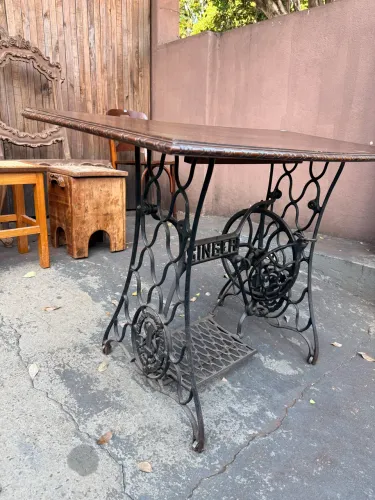 Mesa com pé de máquina de costura singer aranha