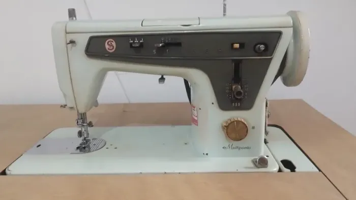 Máquina de costura SINGER - ANTIGA