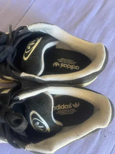 Tênis Adidas preto e branco