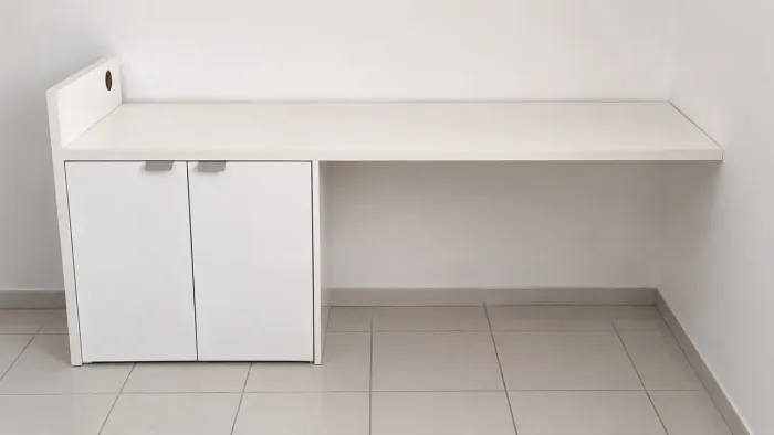 Mesa / Escrivaninha com portas