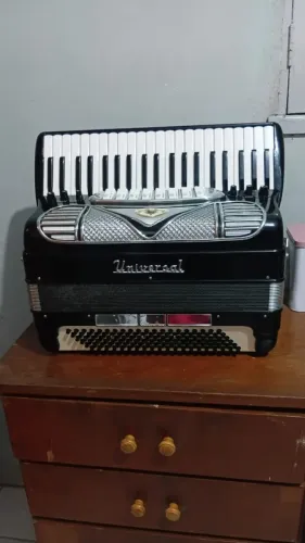 Sanfona/Acordeon Universal, 120 baixos, 12 registros, cor preto, modelo profissional