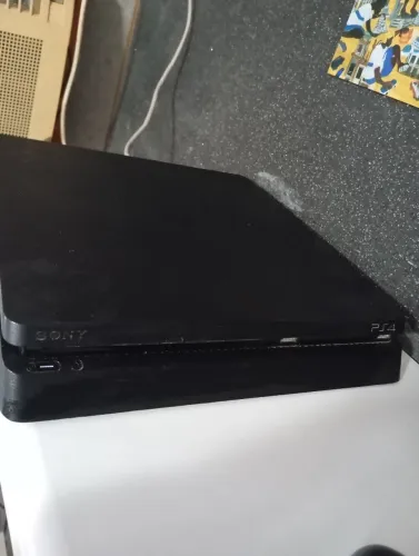 PS4 Slim 1TB + 4 Jogos mídia física + 2 Controles + Suporte Carregador