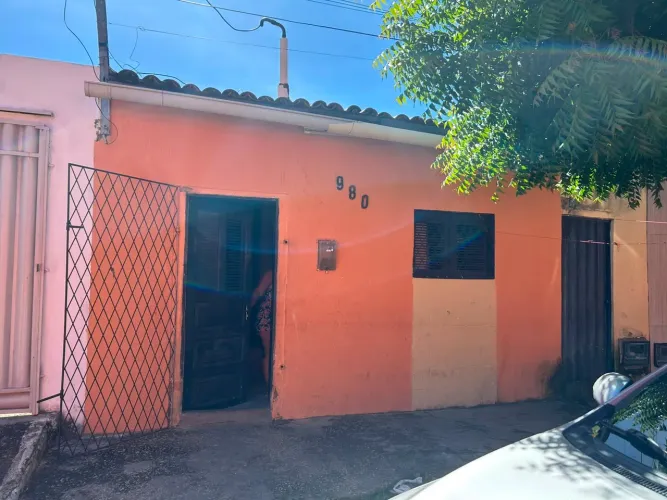 Vende-se casa na rua Luiz Colombo-Paredões