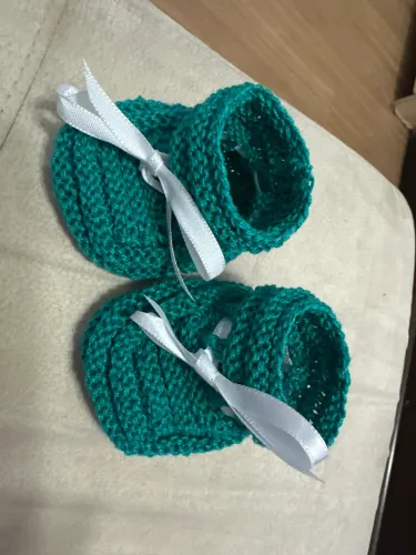 Sapatinho de bebê RN em linha verde esmeralda