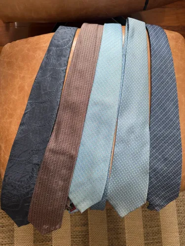 Gravatas Ferragamo e Gucci