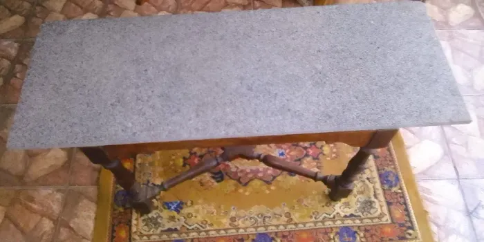 Antigo Aparador em madeira nobre escurecida tempo de granito oernas torneadas com travas *