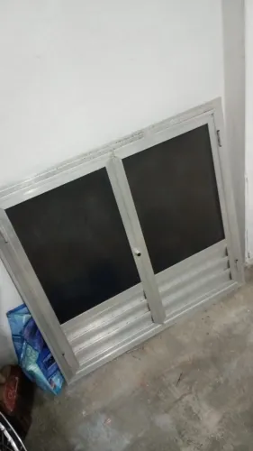 Porta pra armário de pia 100 reais 80x77