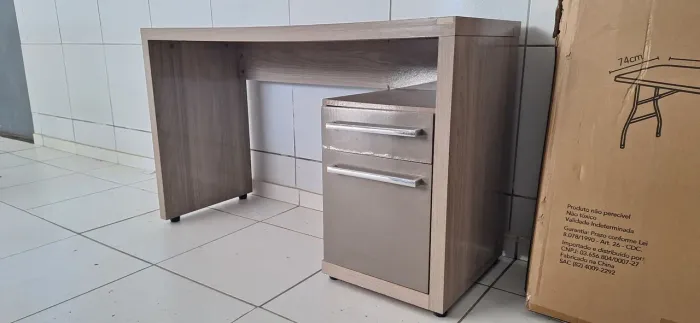 Escrivaninha com duas gavetas