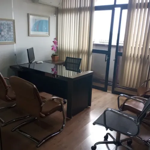 Sala Mobiliada com recepcionista e vista para o lago