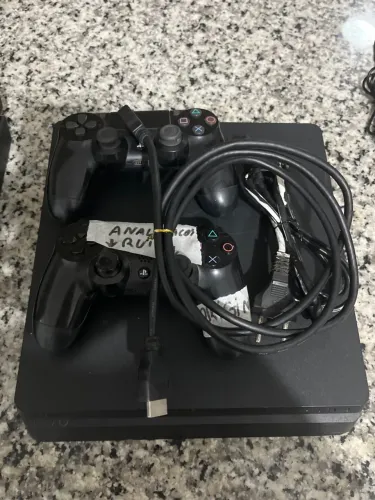 PS4 com um controle original e mais um de brinde! So q o analógico está ruim!
