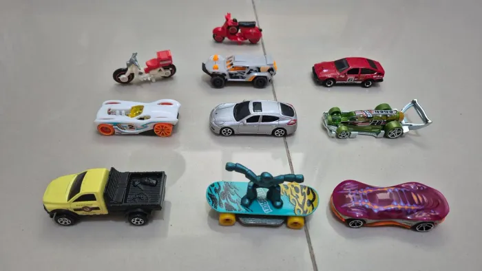 Kit c/ 10 carrinhos (8 hot wheels, 1 maisto e 1 matchbox)