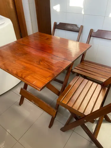 Mesa de madeira dobrável com 3 cadeiras