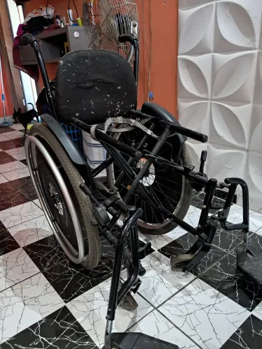 Vendo cadeira de rodas de aluminio