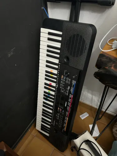 Teclado YAMAHA semi-novo