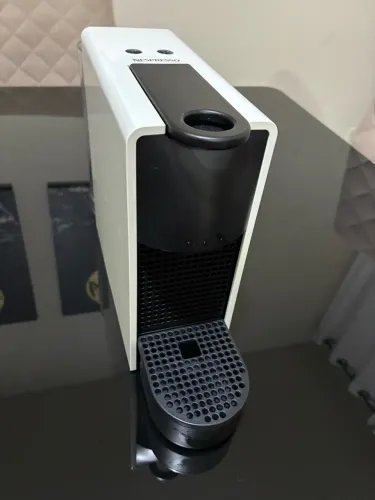 Cafeteira Nespresso Essenza Mini Branca - 127V | Seminova