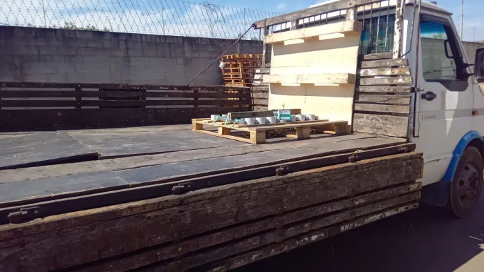 Vende-se carroceria aberta de madeira 4metros comprimento x2,20largura