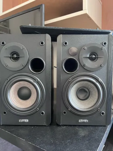 Par de Monitores Edifier