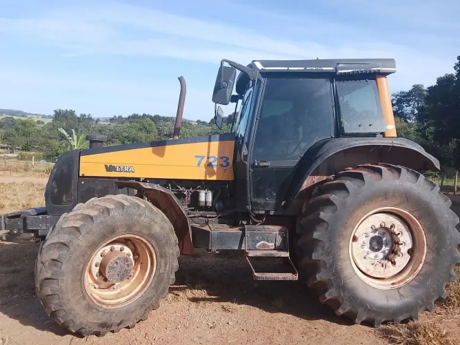 Vende se trator Valtra BH 180 ano 2005 motor zero acompanha grade piccim 16×32 bem nova 