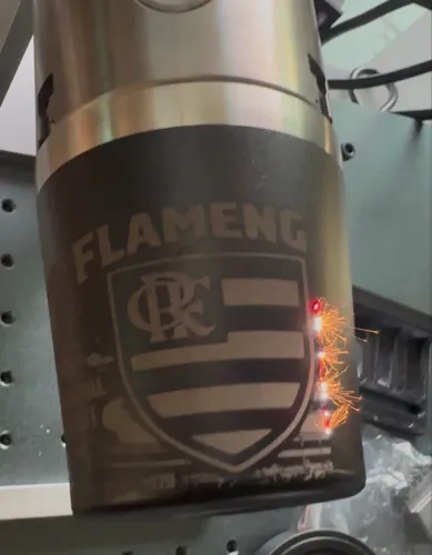 Vendo copos e garrafas personalizadas com nome e logo