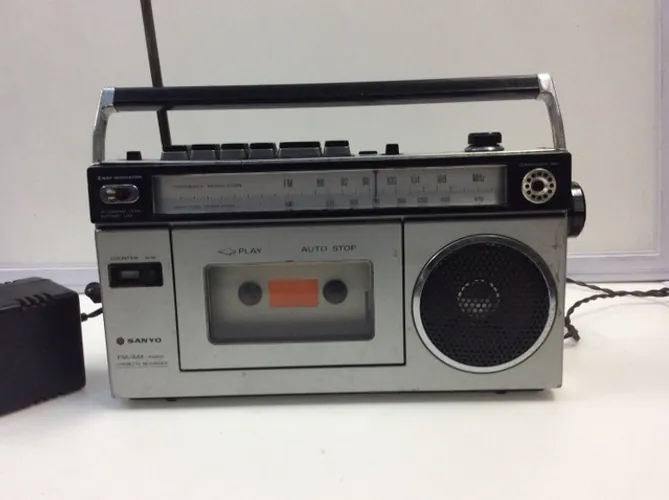 Rádio antigo toca fitas sanyo