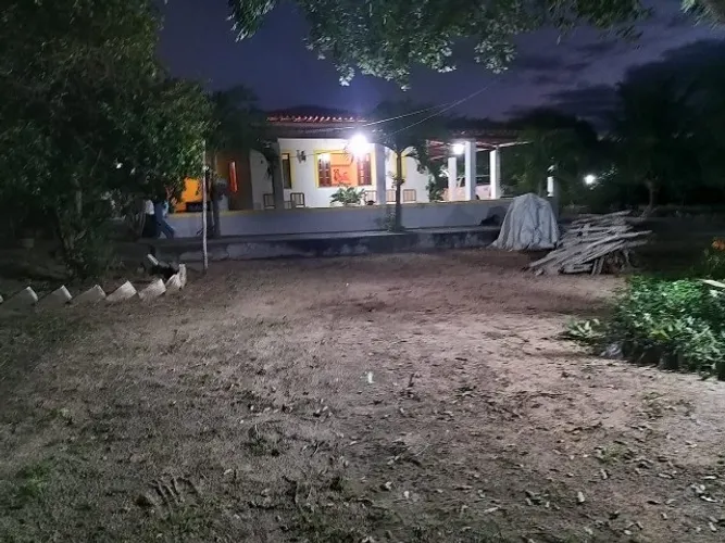 Belíssima propriedade rural com casas sede e de vaqueiro, curral e poço artesiano
