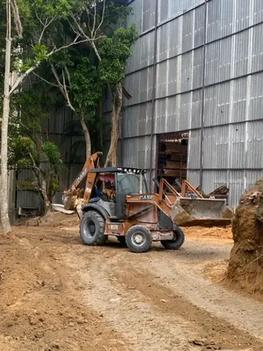 Serviços com retroescavadeira