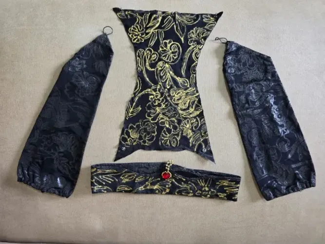 Conjunto Dança do Ventre Bordado à Mão Preto/Dourado