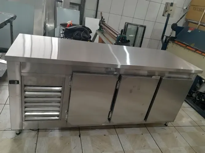 BALCAO REFRIGERADO! <br><br>EQUIPAMENTO EM INOX ESCOVADO EXTERNO AÇO 430, E BRILHANTE INTERNO.