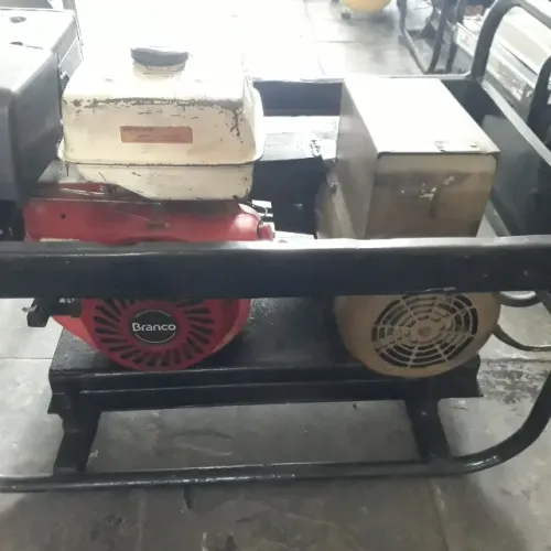 Gerador de energia de 4 KVA trifásico 220/127 volts com motor a gasolina marca Branco de 1