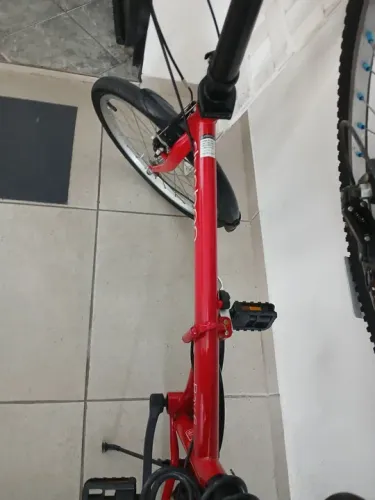 Bicicleta Dobrável Vermelha durbom marcha.
