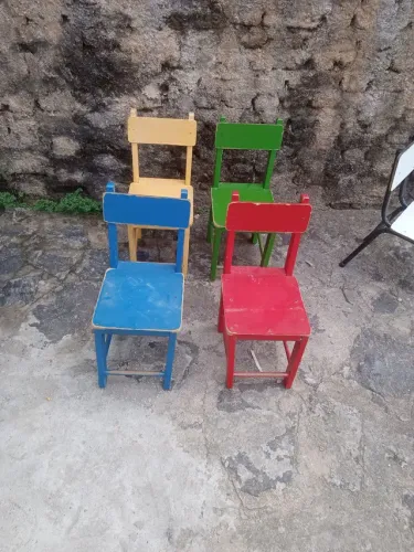 Cadeira escolar infantil colorida