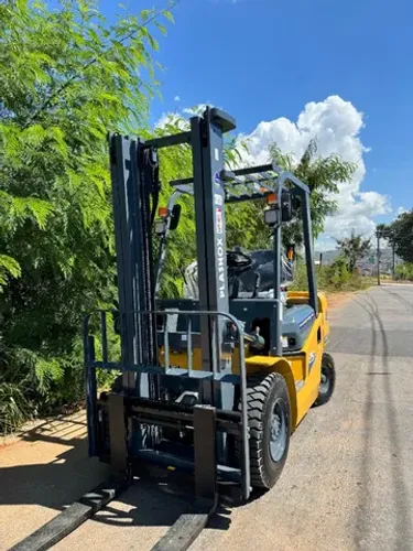 Empilhadeira Plasnox| Nova| 2.500kg| Diesel | Torre 3.5mts