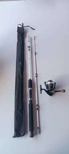 Vara de pesca com molinete