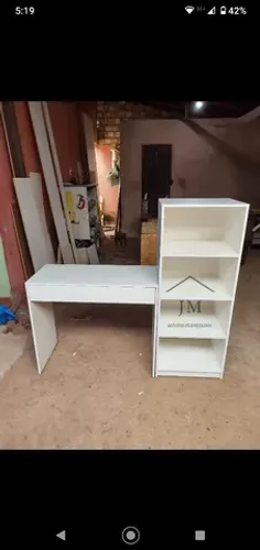 Mesa e estante para estudos