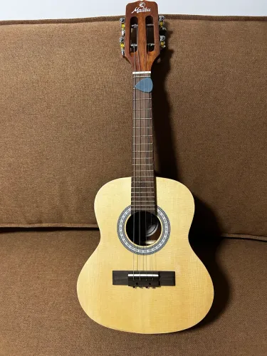 Vendo Cavaquinho Elétrico Malibu comprado a 3 meses, nunca usado!