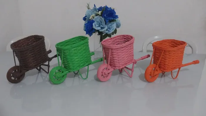 Miniaturas de Carrinhos de Mão Decorativos Coloridos