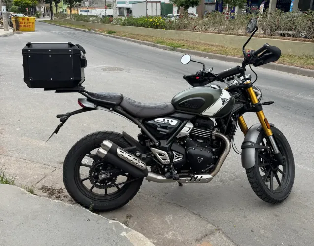 Triumph Scrambler 400x equipada