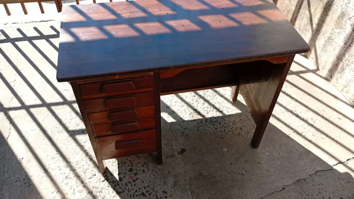 Escrivaninha de Madeira Clássica