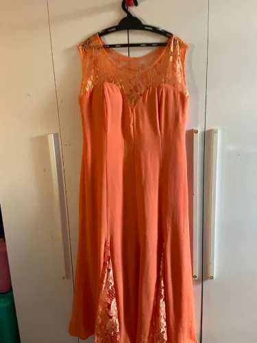 Vestido Laranja com Detalhes em Renda