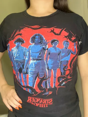 camiseta dupla face stranger things personagens - dois lados do mundo invertido