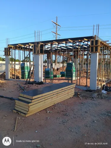 Carpinteiro de forma disponível 