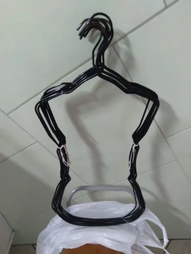 Cabides silhueta metal esmaltado, 60 cm, pouquíssimo uso.  Tem 10, 18,00 cada.