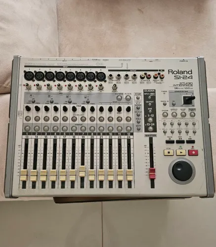 Mesa de Gravação e Mixagem Digital Roland SI-24 - Seminova