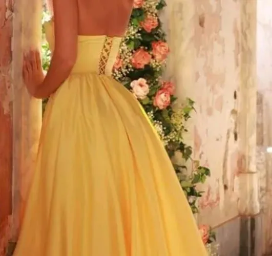 Vestido tomara que caia amarelo longo para eventos formais