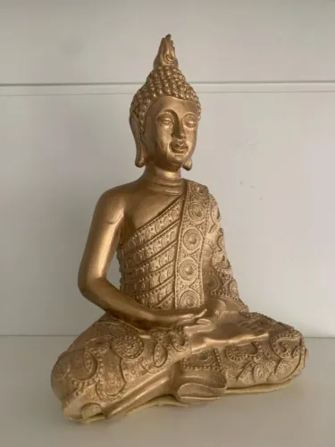Buda em gesso dourado para decoração hinduista 22x17cm