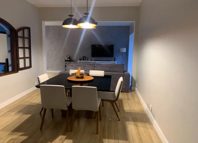 Mesa de Jantar Moderna com Tampo Preto