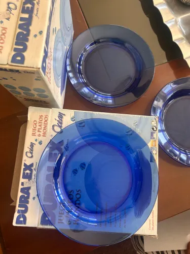 Prato Duralex azul liso na caixa sem uso