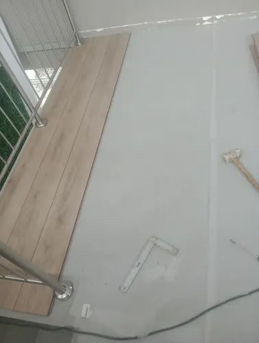 Instalação de piso vinílico, laminado, reparo, rodapé 